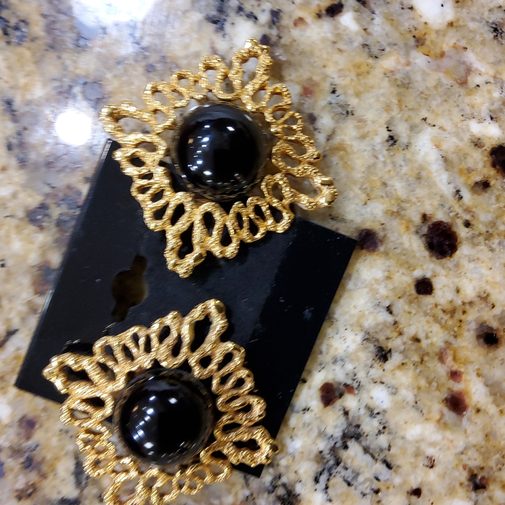 Vintage Black and Gold clip Earring